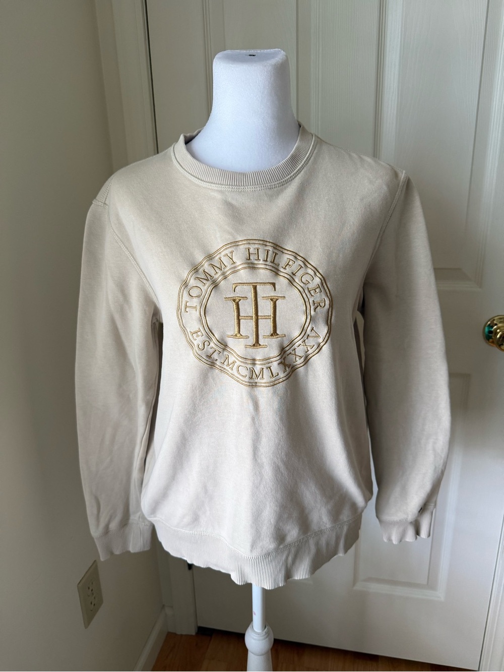 Tommy Hilfiger Cream Crewneck Sweatshirt Gold Logo Embroidered Size Small